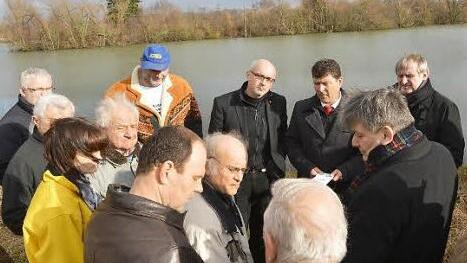 Bürgermeister Joneitis (Dritter von rechts) hatte zum Lokaltermin an den Baggersee geladen. Gekommen waren unter anderem MdL Heinrich Rudrof (Zweiter von rechts) sowie Joneitis' Amtskollegen Markus Zirkel und Bruno Kellner. Foto: Ronald Rinklef