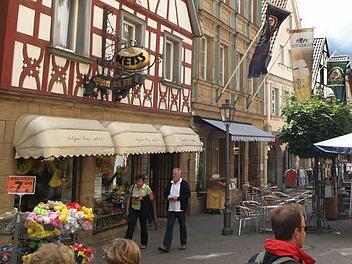 Wegen Mietzahlungen für das Objekt Langgasse 17 (links) klagt Metzgermeister Thomas Weiß gegen seinen Vermieter vor dem Landgericht. Rund 14 000 Euro im Monat hält er für weit überzogen. Foto: Gabriele Hänseler