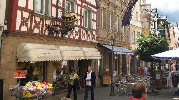 Wegen Mietzahlungen für das Objekt Langgasse 17 (links) klagt Metzgermeister Thomas Weiß gegen seinen Vermieter vor dem Landgericht. Rund 14 000 Euro im Monat hält er für weit überzogen. Foto: Gabriele Hänseler