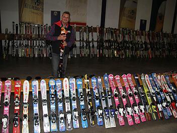 Manfred Motschenbacher von den Naturfreunden Kulmbach zeigt 110 Paar Kinderskier, 111 Paar Erwachsenenskier. Fotos: Sonja Adam