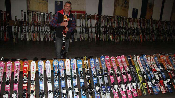 Manfred Motschenbacher von den Naturfreunden Kulmbach zeigt 110 Paar Kinderskier, 111 Paar Erwachsenenskier. Fotos: Sonja Adam