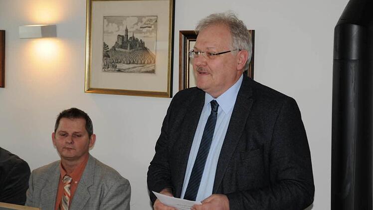 Großen Respekt zollte Bürgermeister Claus Bittenbrünn der Schlossberggemeinde Königsberg mit Burgvogt Eddi Klug (links) an der Spitze für ihren Einsatz zum Erhalt der Burgruine. Foto: Gerold Snater