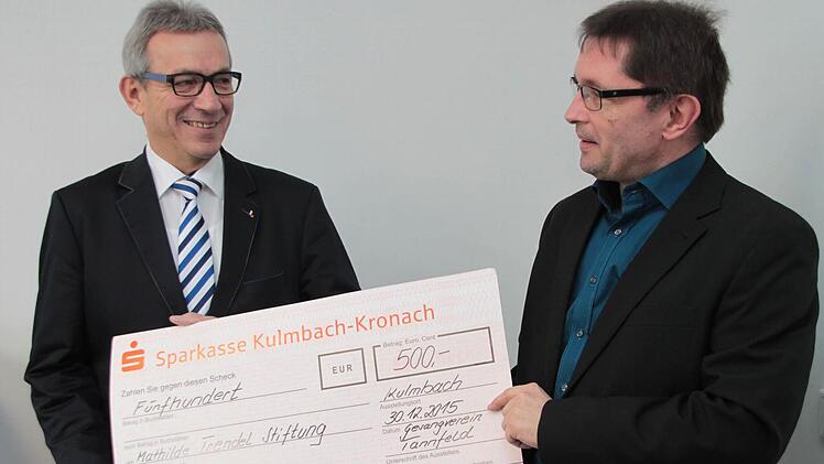 So wie Reinhold Förtsch, Vorsitzender des Gesangvereins Tannfeld (links), der eine Spende von 500 Euro an BR-Redaktionsleiter Alexander Müller übergab, unterstützten viele unsere Aktion. Die Tannfelder haben schon in den Vorjahren "Franken helfen Franken" mit Einnahmeerlösen aus ihren Veranstaltungen bedacht. Foto: Jürgen Gärtner