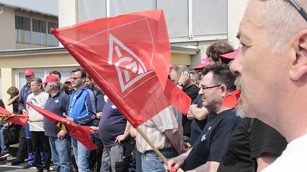 Rote Fahnen und Trillerpfeifen bestimmten die Szenerie vor dem Werkstor von Waasner in der Bamberger Stra&szlig;e.  Foto: Andreas Oswald