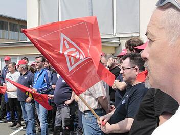 Rote Fahnen und Trillerpfeifen bestimmten die Szenerie vor dem Werkstor von Waasner in der Bamberger Straße.  Foto: Andreas Oswald
