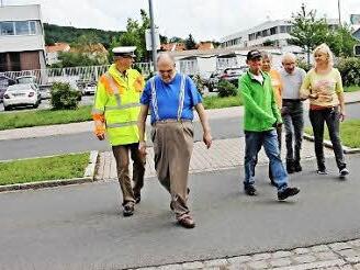 Polizeioberkommissar Tobias Kern (links) und Claudia Büttner (Zweite von rechts) mit ihren etwas älteren Schützlingen im Straßenverkehr am Kreisverkehr an der Friedhofskapelle in Ebern Foto: Helmut Will