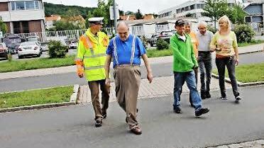 Polizeioberkommissar Tobias Kern (links) und Claudia Büttner (Zweite von rechts) mit ihren etwas älteren Schützlingen im Straßenverkehr am Kreisverkehr an der Friedhofskapelle in Ebern Foto: Helmut Will