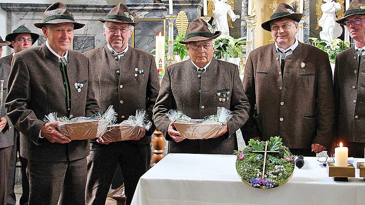 Seit 50 Jahren gestalten diese fünf Jäger die Hubertusmesse in der Talkirche jedes Jahr musikalisch mit. Nun wurden sie mit Präsenten geehrt. Foto: Dieter Britz