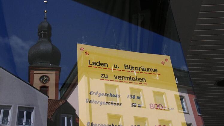 Rund um den Bad Brückenauer Kirchturm stehen jede Menge Läden und Gaststätten leer. An den Mieten liegt es laut Matthias Jost vom Haus- und Grundbesitzerverein Bad Brückenau aber nicht. Foto: Ralf Ruppert