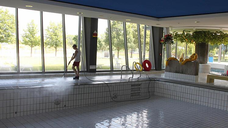 Das Lehrschwimmbecken wird gereinigt.