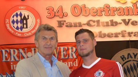 Klaus Augenthaler überreicht an den Vorsitzenden des Fanclubs Neukenroth, Michael Fröba, die Dankurkunde des FC Bayern München für deren 50- jährige Treue als Fanclub. Foto: K. H. Hofmann