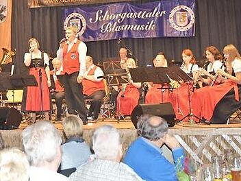 Das Dirigentenduo Rainer Streit und Claudia Goller gemeinsam im Gesangsduett  Foto: Karl-Heinz Hofmann