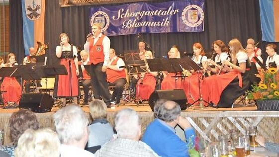 Das Dirigentenduo Rainer Streit und Claudia Goller gemeinsam im Gesangsduett  Foto: Karl-Heinz Hofmann