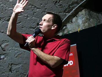 Mimenreicher Auftritt des fränkischen Kabarettisten Jörg Kaiser im Bocksbeutelkeller.  Foto: Gerd Schaar