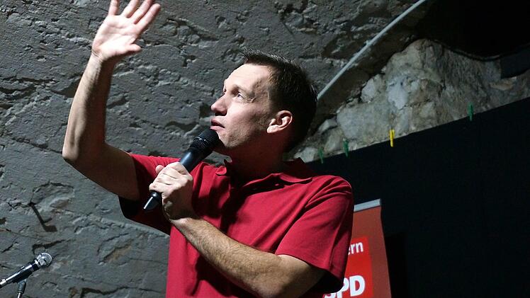 Mimenreicher Auftritt des fränkischen Kabarettisten Jörg Kaiser im Bocksbeutelkeller.  Foto: Gerd Schaar