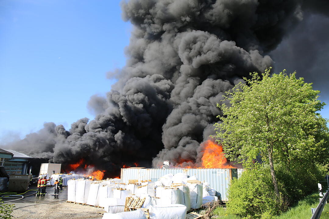 Firmengebäude in Oberfranken geht in Flammen auf