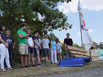 Als Symbol für Beschleunigung, Entschleunigung und Nachhaltigkeit baute das P-Seminar "Nachhaltigkeit" des Regiomontanus-Gymnasiums Haßfurt mit Künstlern der Region und Unterstützung des UBiZ das Schiff "Ben", das am Dienstag auf Reisen ging. Zunächst wird es im Klimagärtchen der Landesgartenschau ausgestellt, dann auch beim Straßenfest und im UBiZ in Oberschleichach.