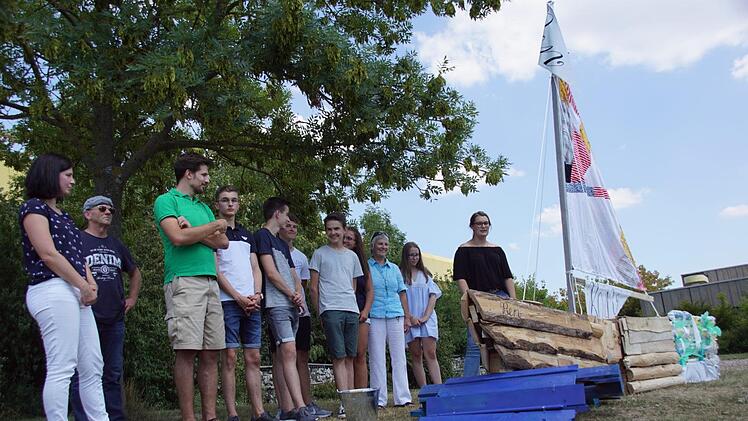 Als Symbol für Beschleunigung, Entschleunigung und Nachhaltigkeit baute das P-Seminar "Nachhaltigkeit" des Regiomontanus-Gymnasiums Haßfurt mit Künstlern der Region und Unterstützung des UBiZ das Schiff "Ben", das am Dienstag auf Reisen ging. Zunächst wird es im Klimagärtchen der Landesgartenschau ausgestellt, dann auch beim Straßenfest und im UBiZ in Oberschleichach.
