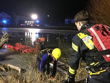 Nach zwei Stunden Einsatz sind die Retter sicher: Im Wasser sind die zwei Mädchen nicht. Eine Autofahrerin hatte am Nachmittag zwei Schlittschuhfahrerinnen auf dem Scheuerfelder Teich gesehen und vorsorglich die Polizei alarmiert. Foto: Hagen Lehmann