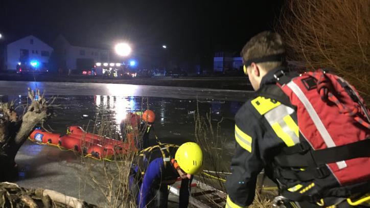 Nach zwei Stunden Einsatz sind die Retter sicher: Im Wasser sind die zwei Mädchen nicht. Eine Autofahrerin hatte am Nachmittag zwei Schlittschuhfahrerinnen auf dem Scheuerfelder Teich gesehen und vorsorglich die Polizei alarmiert. Foto: Hagen Lehmann