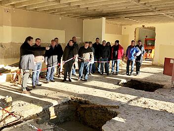 Bei einer Besichtigung informierte sich der Gemeinderat Ahorn über die Baufortschritte im Freizeitzentrum Witzmannsberg. Die Gaststätte öffnet bereits im Juli. Foto: privat