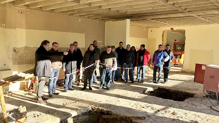 Bei einer Besichtigung informierte sich der Gemeinderat Ahorn über die Baufortschritte im Freizeitzentrum Witzmannsberg. Die Gaststätte öffnet bereits im Juli. Foto: privat
