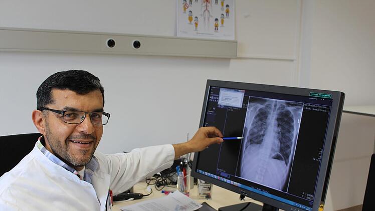 Dr. Saleh Al Hamoud begutachtet am PC die Röntgenaufnahme eines Lungenkrebspatienten.  Foto: Dietmar Hagel