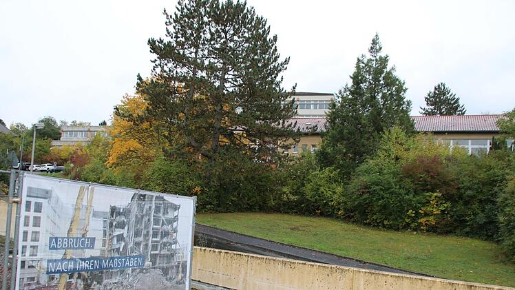 Der Abbruch des Hallenbades in Münnerstadt ist vorläufig kein Thema. Das Areal wird in eine Machbarkeitsstudie eingegliedert. So hat es der Hauptausschuss beschlossen. BBZ, Landwirtschaftsschule und Hallenbad bilden ein riesiges Areal. Thomas Malz