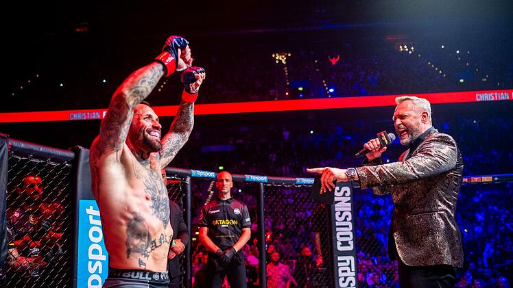 Christian Eckerlin (links), bekanntester deutscher MMA-Kämpfer, bestreitet den Hauptkampf am Samstagabend in Köln.