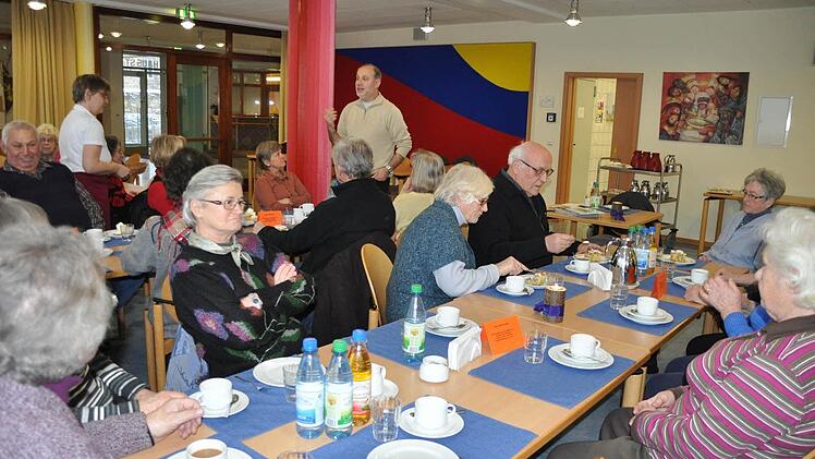 Im Erzählcafé des Vereins für Heimatgeschichte im Grabfeld e.V. im Mehrgenerationenhaus St. Michael war Kaplan Stefan Beetz zu Gast. Dort gratulierte man ihm zunächst zum 45. Geburtstag, bevor er aus seinem Leben erzählte. Foto: Friedrich