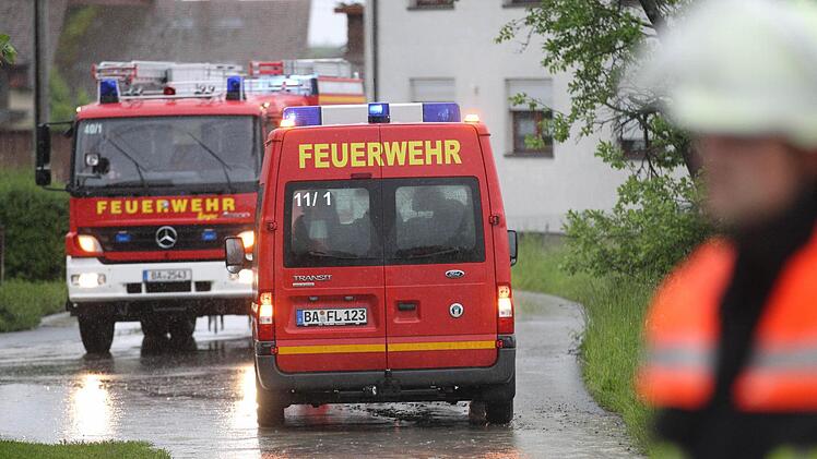 Bereits am Sonntag musste die Feuerwehr ausrücken. Hier in Schammelsdorf drohten Häuser vom aufgestauten Regenwasser überschwemmt zu werden. Foto: News5 / Herse