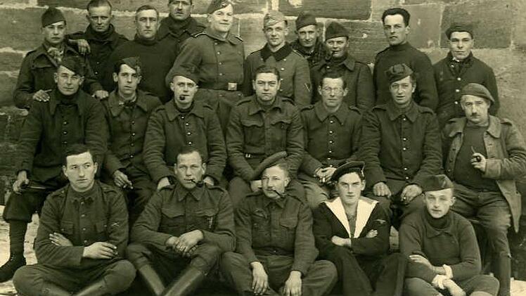 Eine Gruppe von Kriegsgefangenen verschiedener Nationen, die Anfang der 40er Jahre als Fremdarbeiter im Raum Ebern eingesetzt waren.