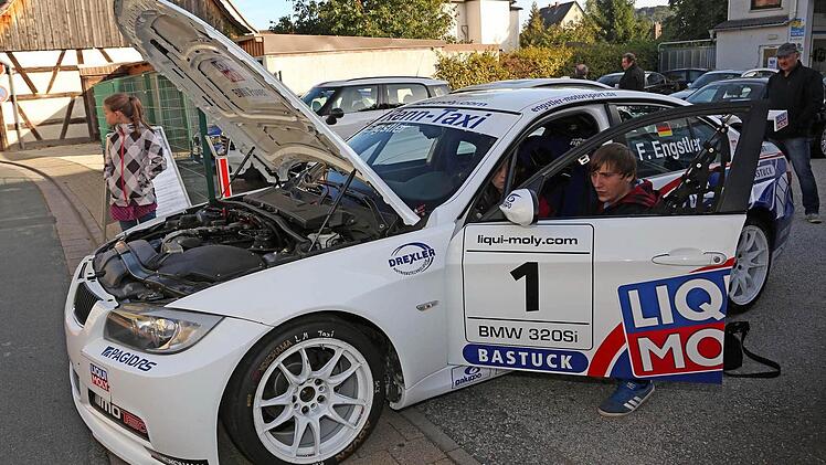 Das BMW E90 Race Taxi zog die Blicke auf sich.