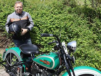 Der Kronacher Christof Ciolka hat sich vor zwei Jahren eine sanierungsbedürftige Harley-Davidson aus Kanada gekauft und wieder hergerichtet. Heute ist die Maschine sein ganzer Stolz. Foto: Michael Wunder