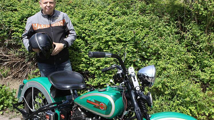 Der Kronacher Christof Ciolka hat sich vor zwei Jahren eine sanierungsbedürftige Harley-Davidson aus Kanada gekauft und wieder hergerichtet. Heute ist die Maschine sein ganzer Stolz. Foto: Michael Wunder