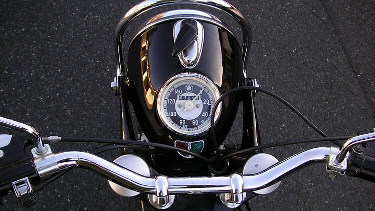 6521 Kilometer zeigt der Tacho der BMW an. Der Geschwindigkeitsanzeiger geht bis 140 km/h, eine Geschwindigkeit, die Josef Wunder seiner BMW nicht zumuten möchte.  Foto: Helmut Will