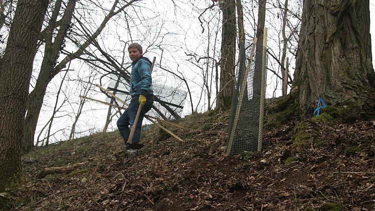 Kai Petschke ist mit dem Zaunbau beschäftigt.