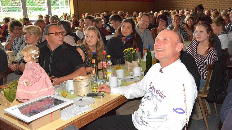 Die Sporthalle war total gefüllt, als am Sonntag Pfarrfamilie Aupperle (im Vordergrund) verabschiedet wurde. Foto: Schmidt