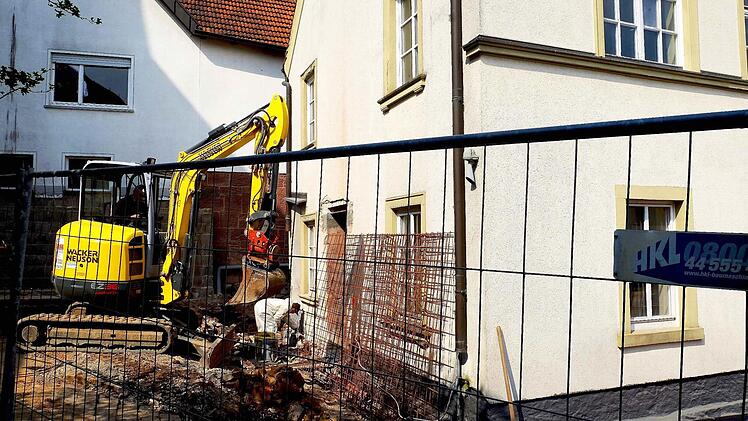 Die Sanierungsarbeiten an der Wittershausener alten Schule laufen auf Hochtouren. Foto: Gerd Schaar