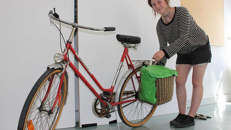 Theres Gerischer mit ihrer Fahrradtasche, die auch ein Rucksack ist.