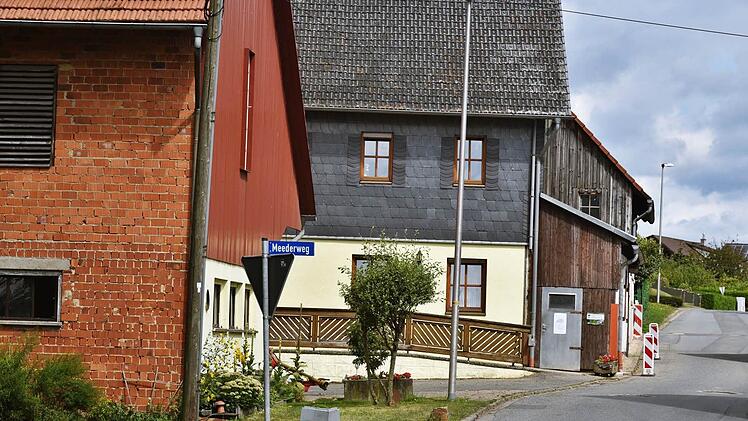 Der Meederweg im Gemeindeteil Neida ist einem desolaten Zustand. Die Straßendecke soll im Frühjahr des kommenden Jahres saniert werden. Foto: Gabi Arnold
