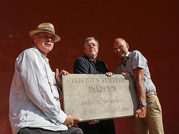 Adelbert Heil, Gerhard Seitz und Georg Knoblach (von links) halten gemeinsam die Inschrift vom alten Marcus-Grabmal. Foto: Barbara Herbst