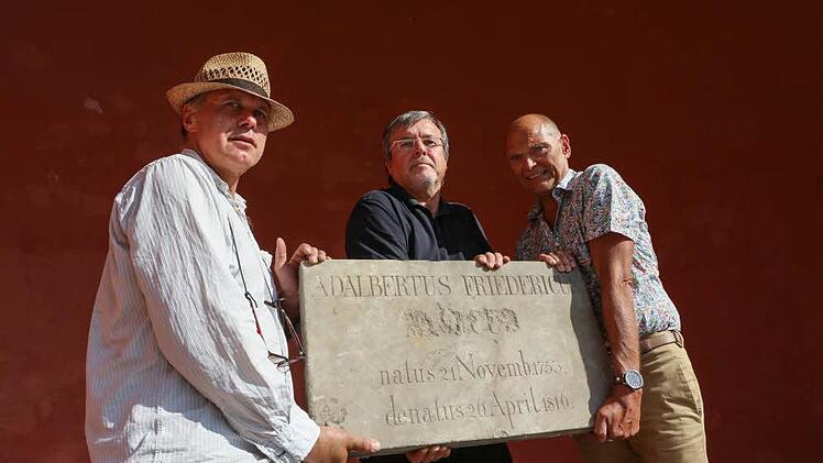 Adelbert Heil, Gerhard Seitz und Georg Knoblach (von links) halten gemeinsam die Inschrift vom alten Marcus-Grabmal. Foto: Barbara Herbst