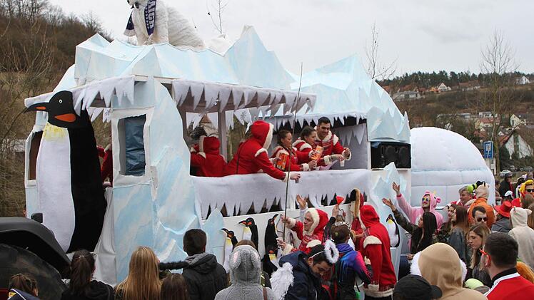 Die "Aichkimos" mit ihrem Eisbären inmitten eines Eisberges. Foto: Günther Geiling
