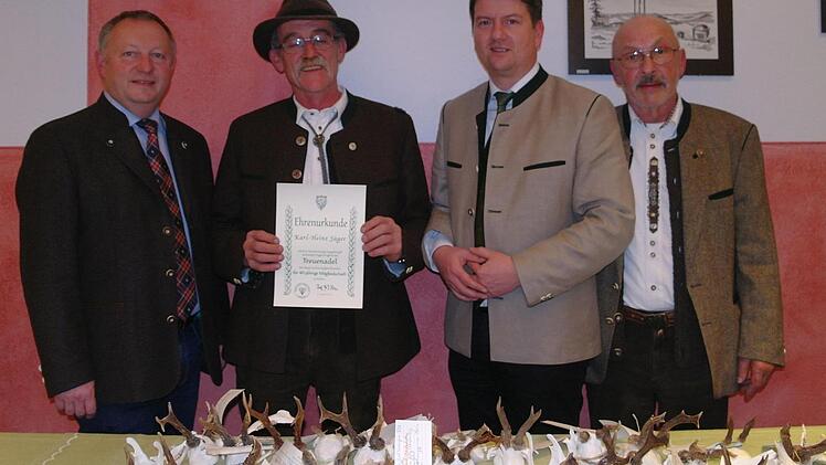 Landrat Thomas Bold (links), Landtagsabgeordneter Sandro Kirchner (2.v.r.) und Zweiter Vorsitzender der BJV-Kreisgruppe Bad Brückenau Rudi Sautter (rechts) ehrten Karl-Heinz Jäger für 40-jährige Mitgliedschaft. Foto: Stefanie Elm