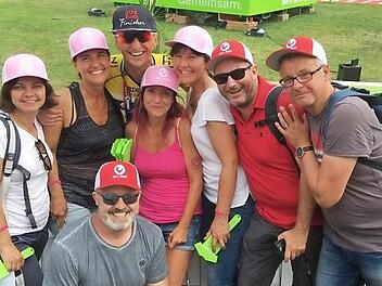 Sie feierten zusammen mit Thomas Geiger (Mitte hinten) das Jubil&auml;um in Roth: (von links) Heike Dressel, Kerstin Kestel, Alexandra Funk, Sabine Baumann, Klemens Kestel und Ralf Baumann sowie (im Vordergrund) Gunther Dressel. Fotos: privat