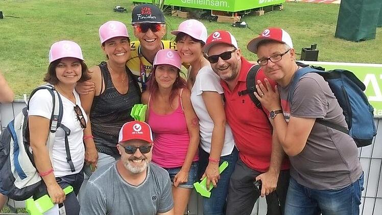 Sie feierten zusammen mit Thomas Geiger (Mitte hinten) das Jubil&auml;um in Roth: (von links) Heike Dressel, Kerstin Kestel, Alexandra Funk, Sabine Baumann, Klemens Kestel und Ralf Baumann sowie (im Vordergrund) Gunther Dressel. Fotos: privat