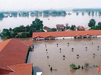 Das Elb-Hochwasser überflutete die umliegenden Gebiete in der Gemeinde Nünchritz.  Fotos: Archiv FT und BRK