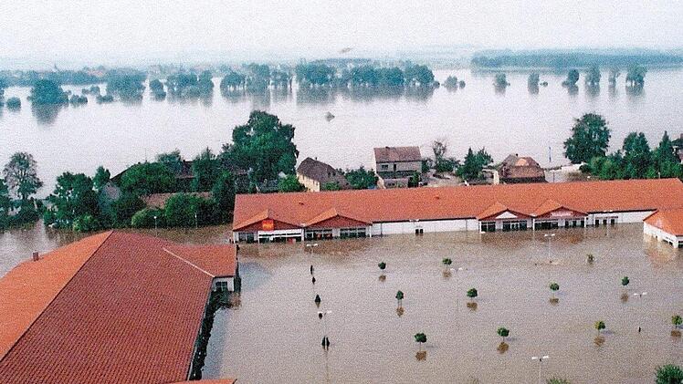 Das Elb-Hochwasser überflutete die umliegenden Gebiete in der Gemeinde Nünchritz.  Fotos: Archiv FT und BRK