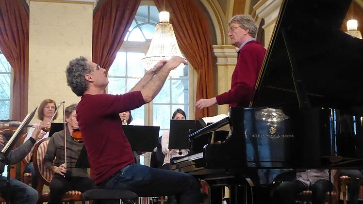 Bei der Generalprobe: Pianist Matthias Kirschnereit im Zusammenspiel mit dem Kammerorchester Bad Brückenau. Rechts steht Dirigent Johannes Moesus. Foto: Thomas Ahnert